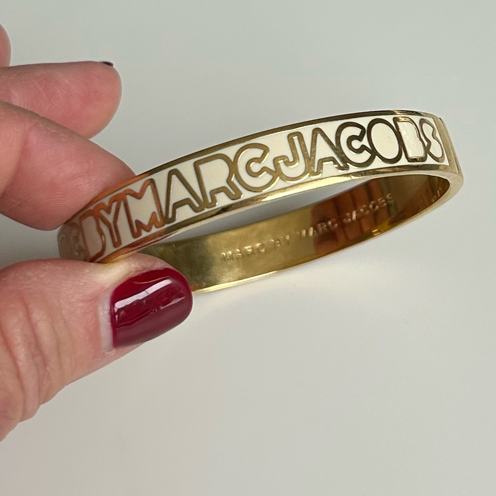 MARC JACOBS GOLD/CREAM LOGO BANGLE